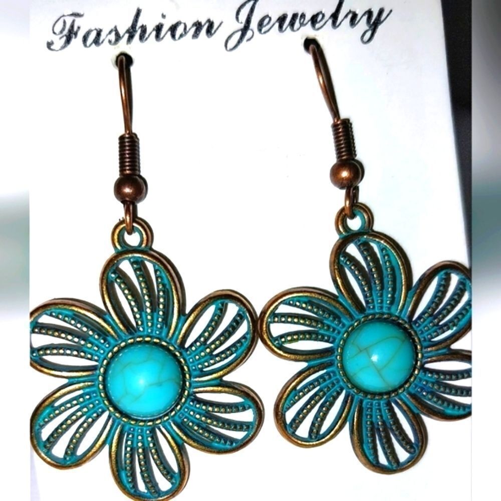 Ladies Vintage Beautiful turquoise flower dangle earrings